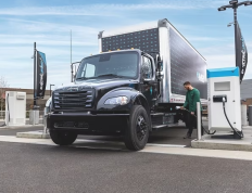 戴姆勒在俄勒冈州开始制造Freightliner eM2电动卡车
