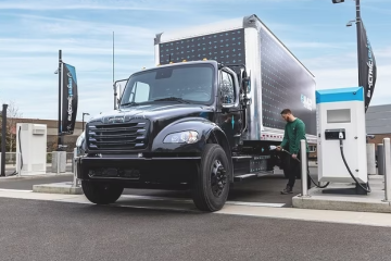 戴姆勒在俄勒冈州开始制造Freightliner eM2电动卡车